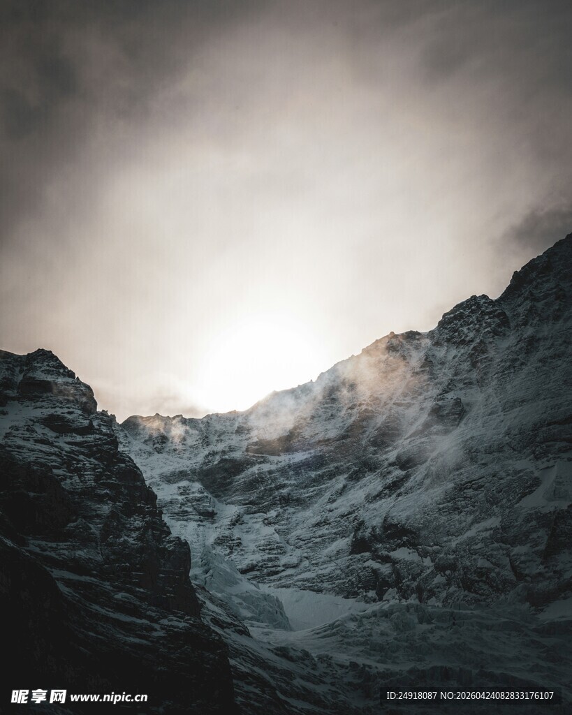 云雾缭绕的壮丽山峰