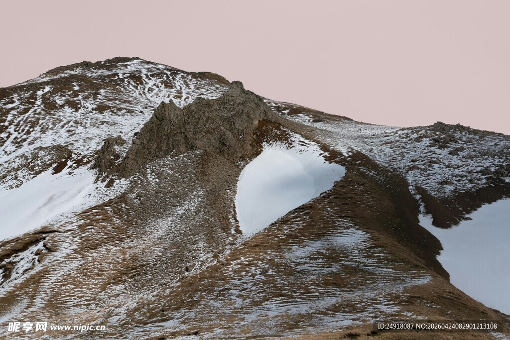 雪山峻岭壮丽风光