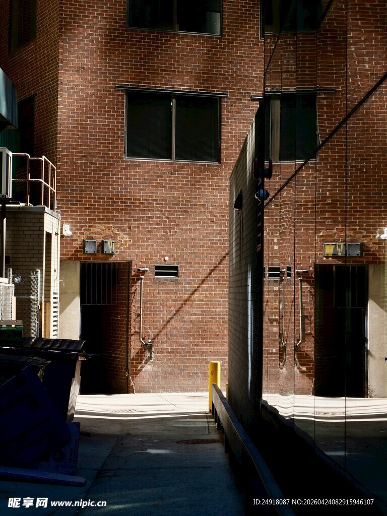 红砖建筑间的狭窄通道