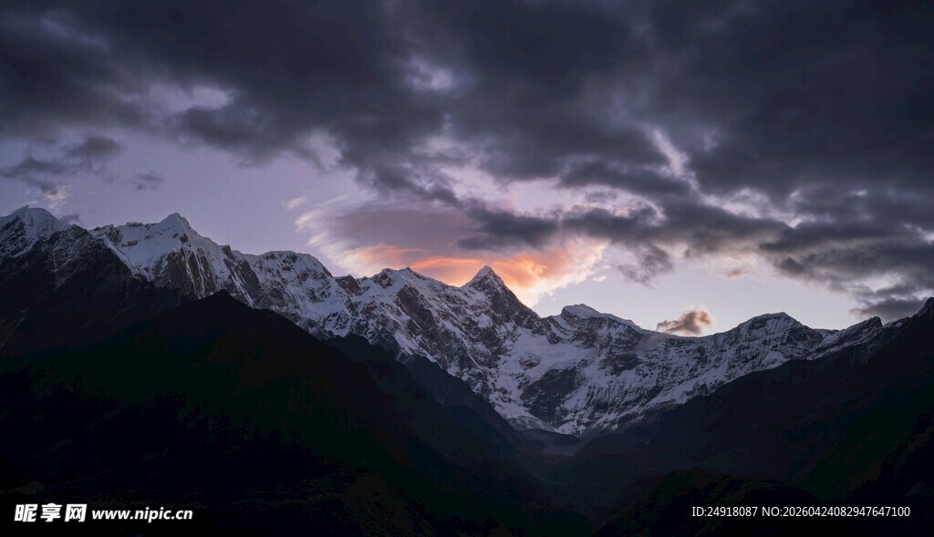 壮丽雪山与黄昏云海景观