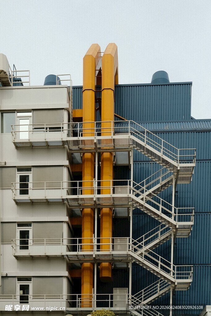 建筑外的黄色管道与楼梯
