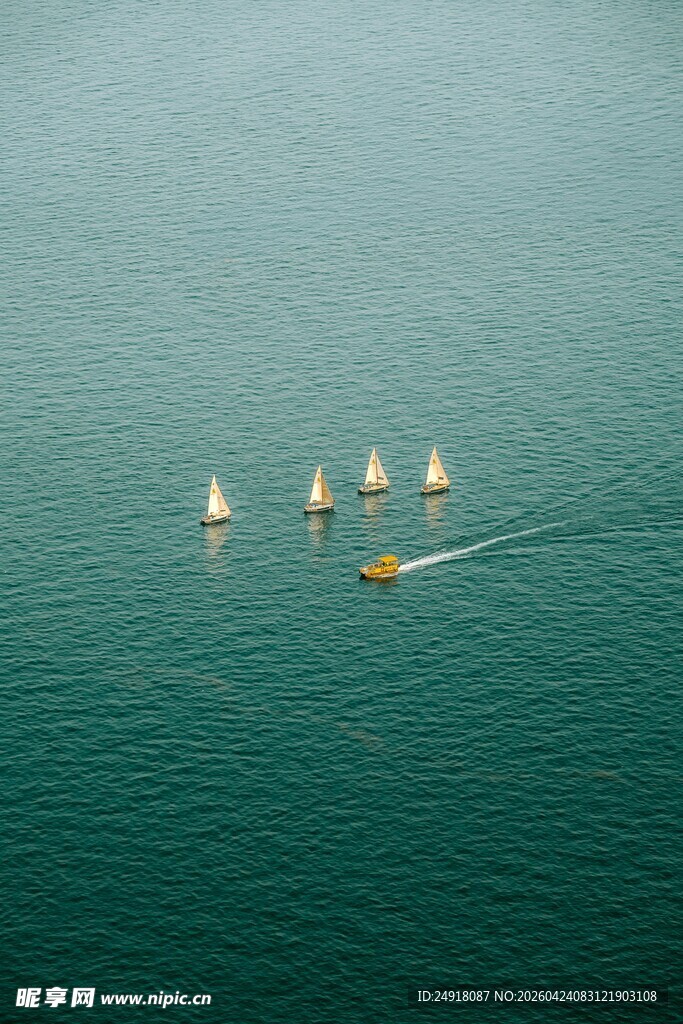 海上帆船航行美景