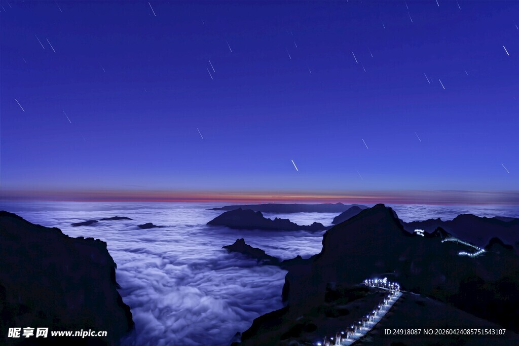 夜空下云海中的嶙峋山石
