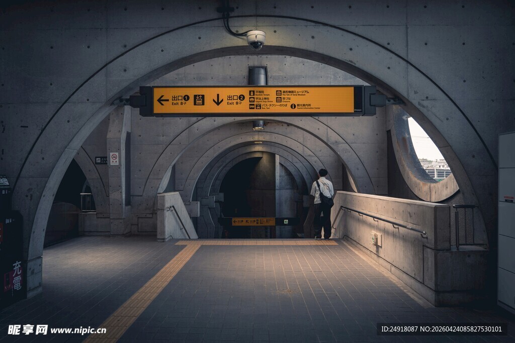 地下隧道内的指示牌