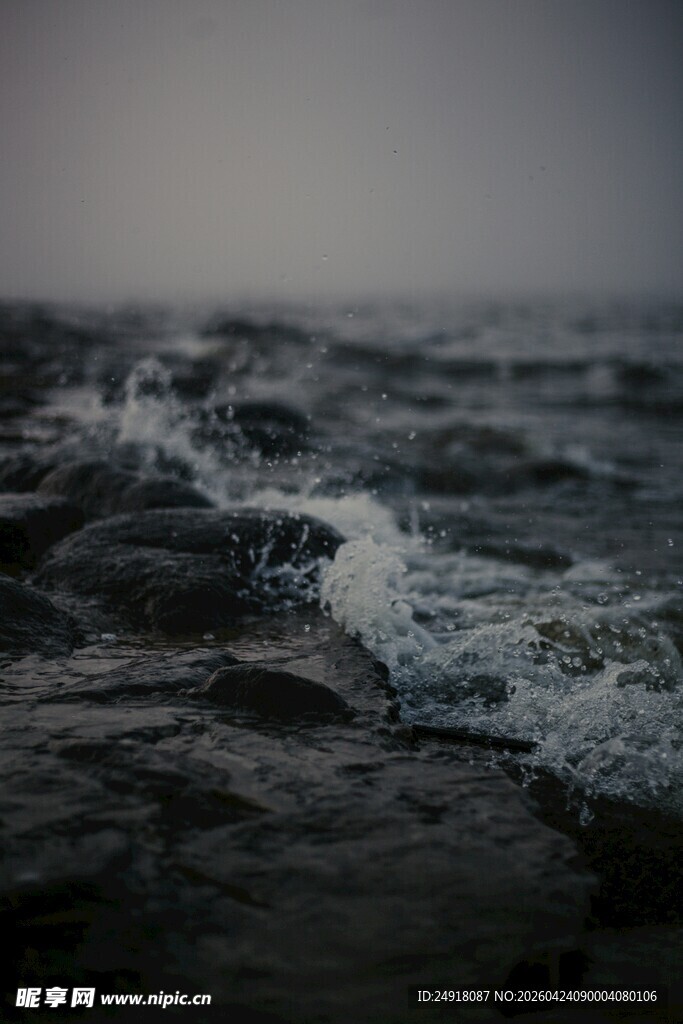 海浪翻涌的静谧海面