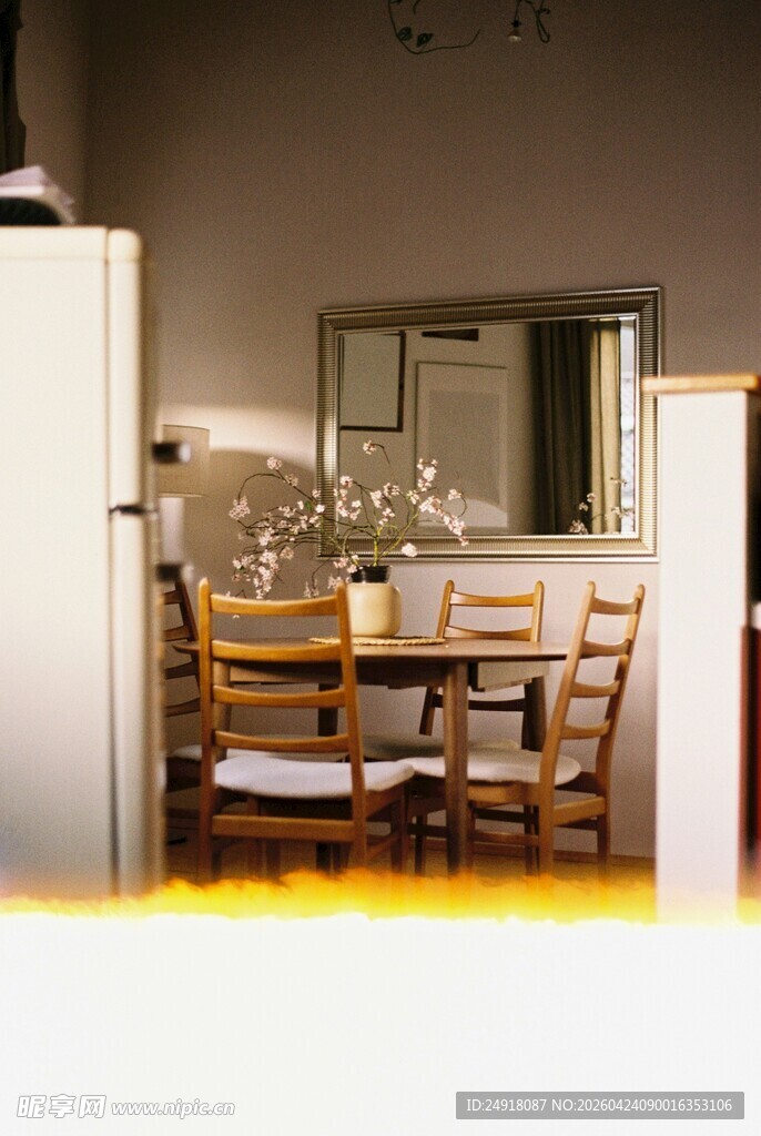 温馨简约风室内用餐区