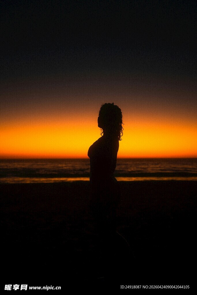 夕阳下的孤独身影