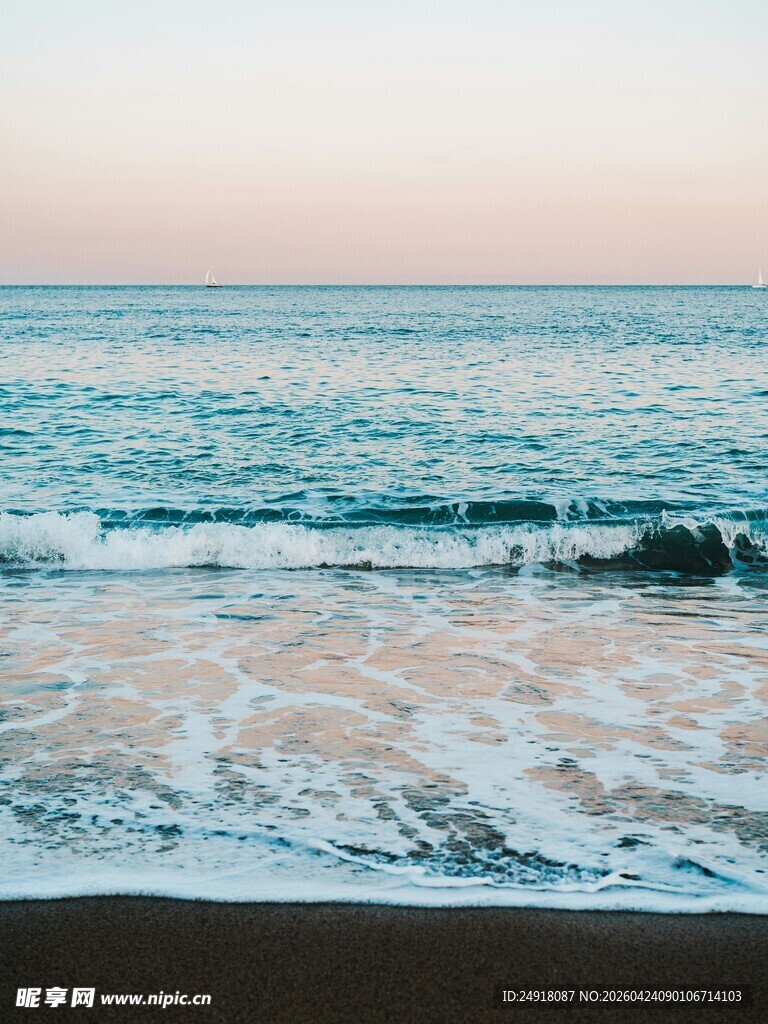 海边沙滩上的轻柔海浪