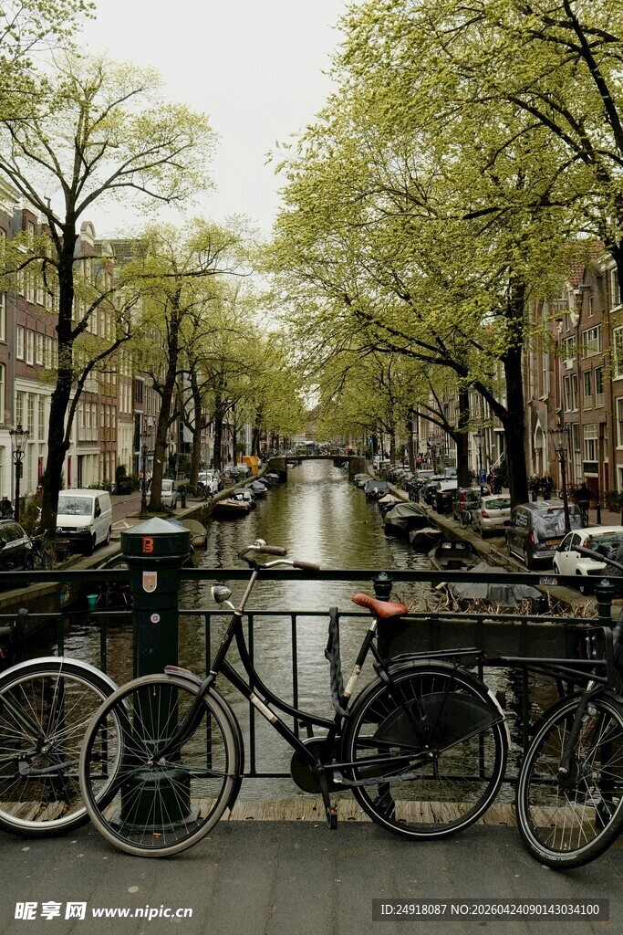 阿姆斯特丹运河边的自行车景