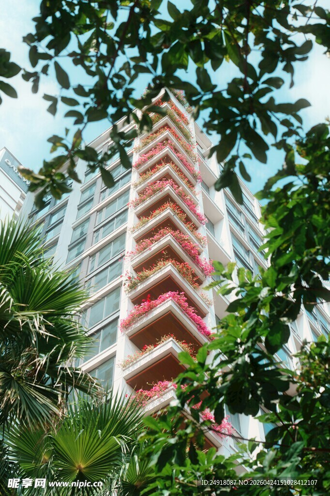 高楼隐于绿植间