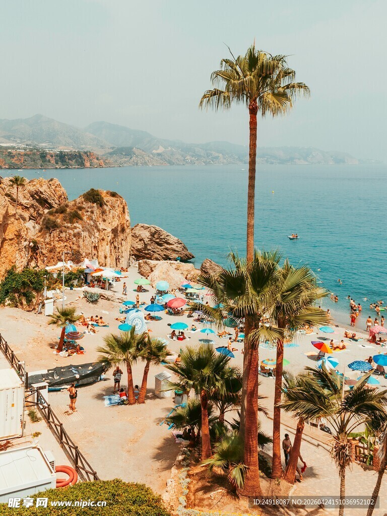 热闹的海滨度假沙滩场景