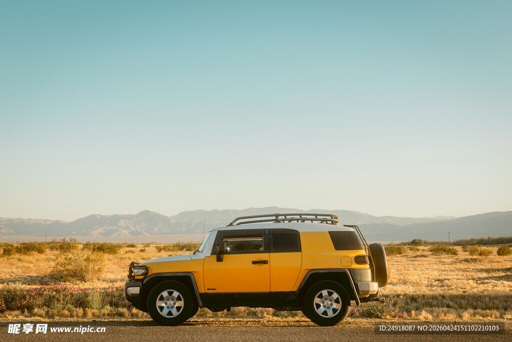 沙漠中的黄色越野吉普车