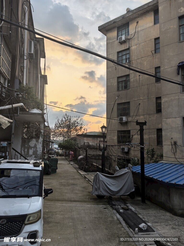 黄昏下的老旧居民街道