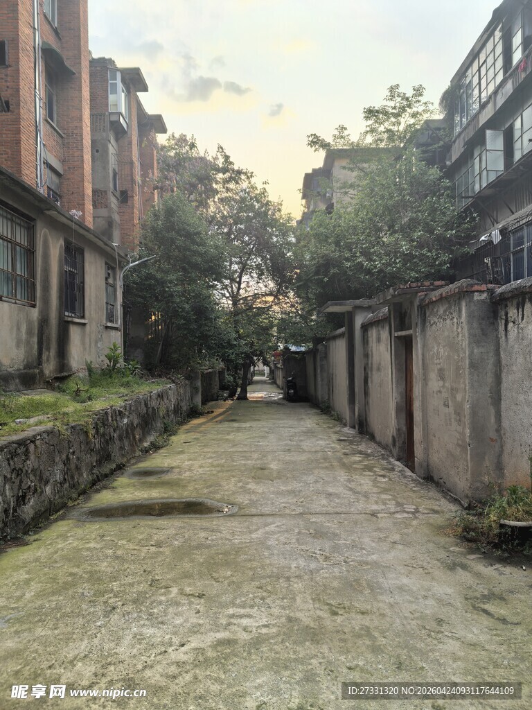 老旧小巷的静谧景象