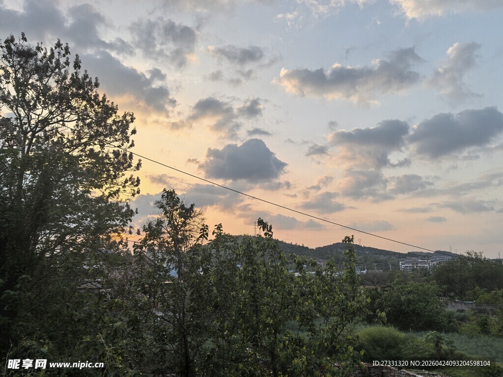 黄昏山林美景