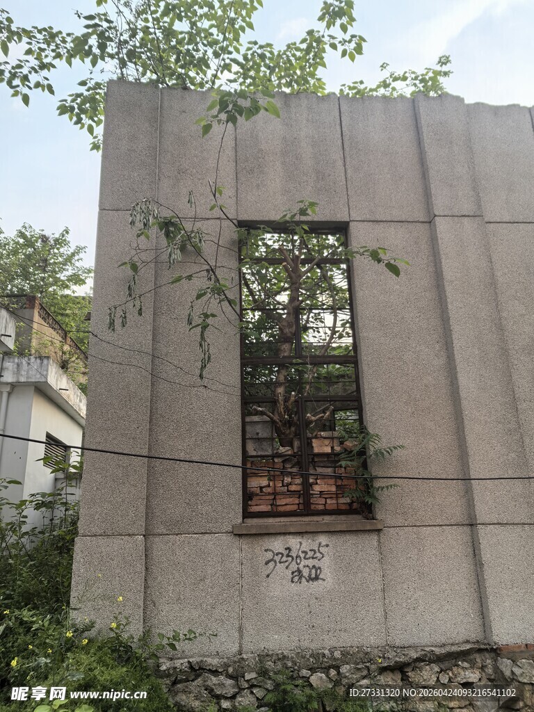 老旧墙面的斑驳窗户