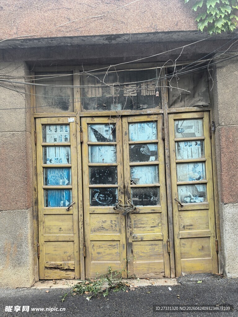 老旧木质玻璃门建筑一角