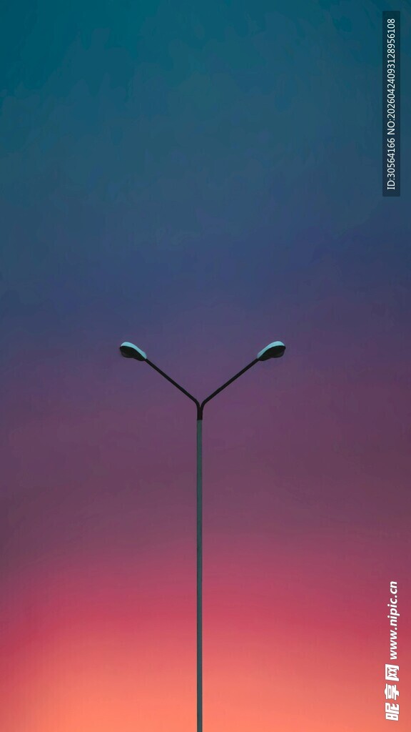 黄昏下的孤独路灯