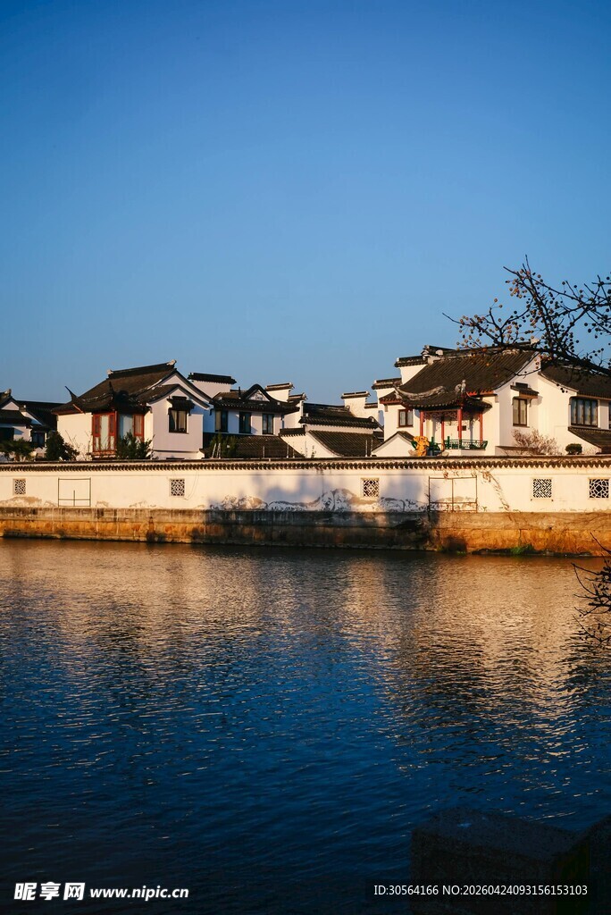 湖畔白墙黑瓦民居美景