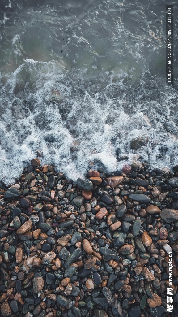 海边碎石与翻涌的浪花