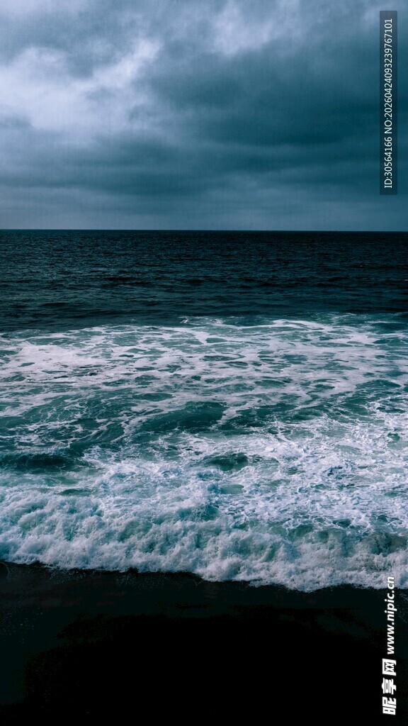 阴沉海面翻涌白浪
