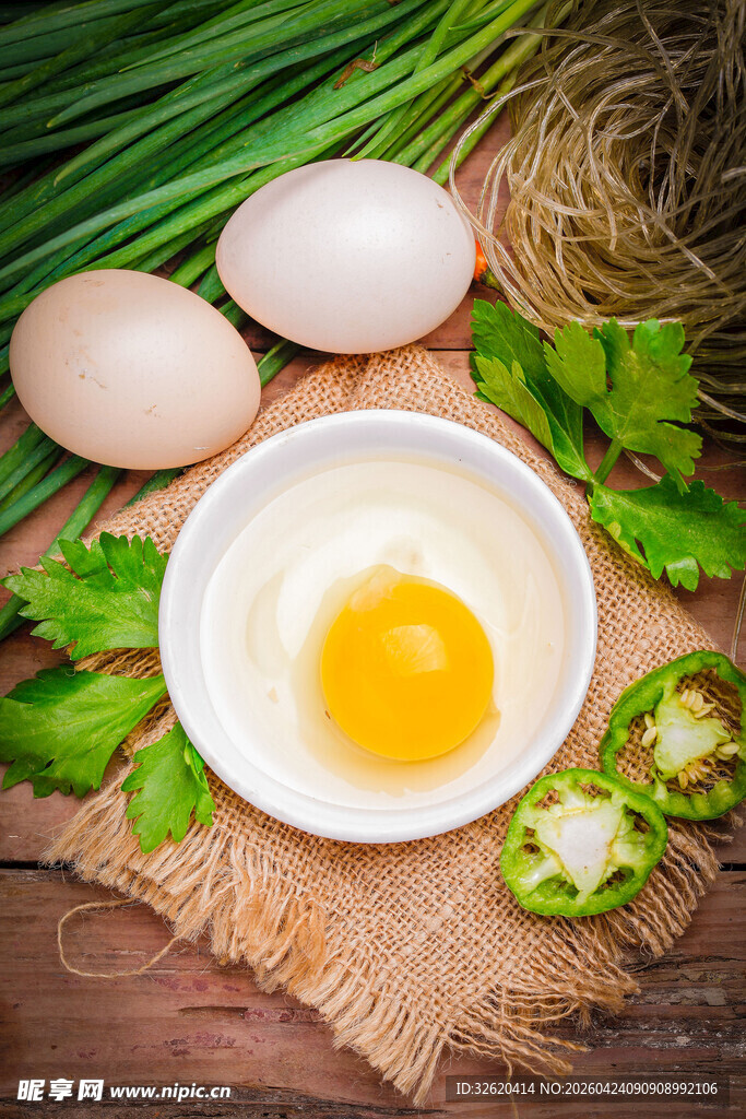 新鲜鸡蛋与配菜组合