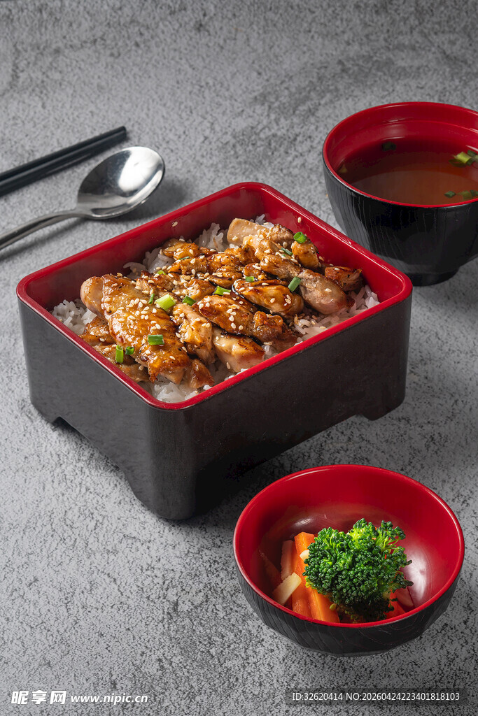 餐食搭配汤与菜