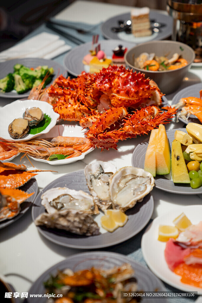丰盛海鲜大餐摆满餐桌