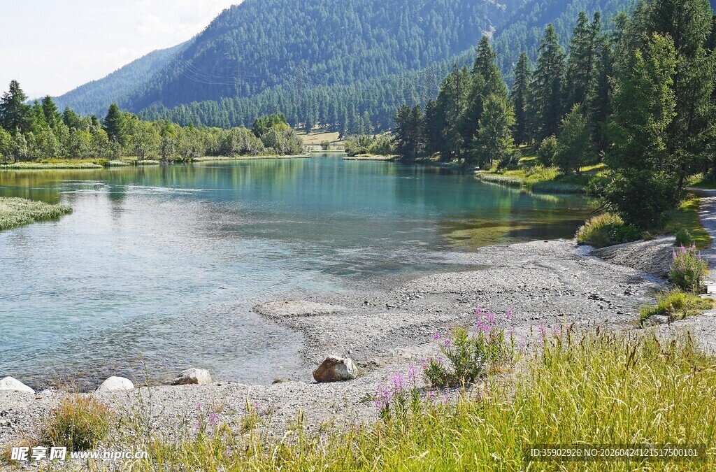 山间清澈湖泊美景