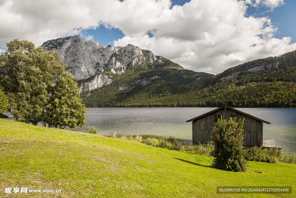 湖畔小屋与青山美景