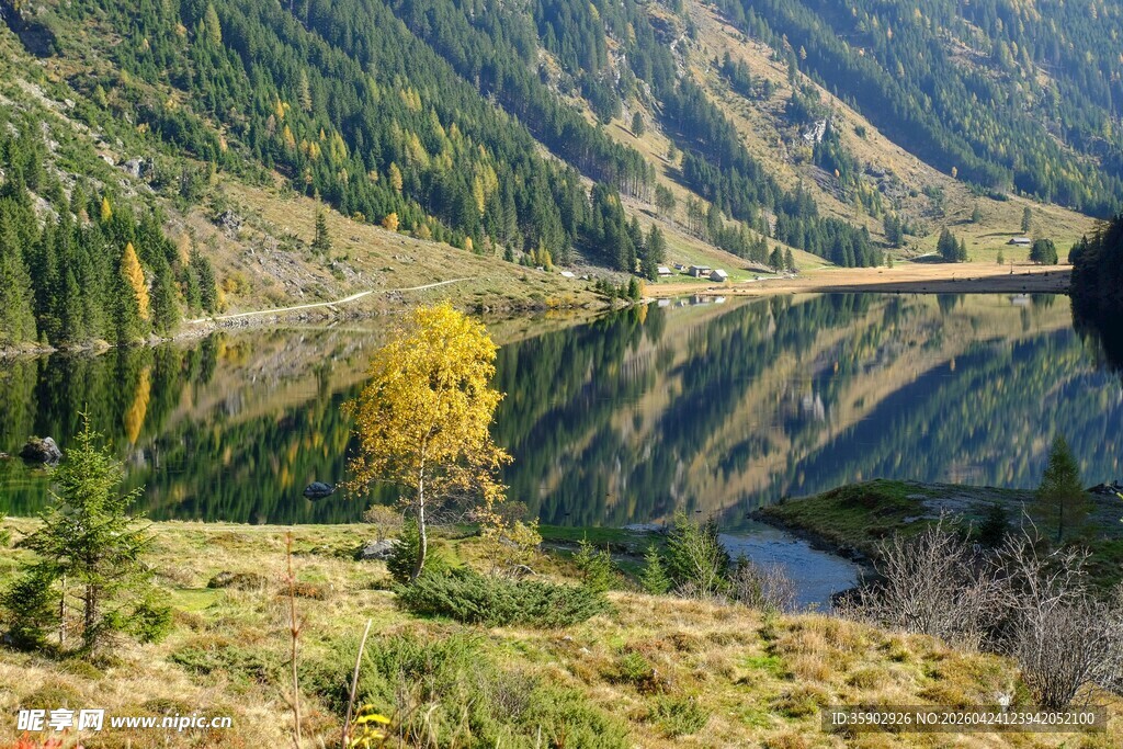山间静谧湖景秋色如画