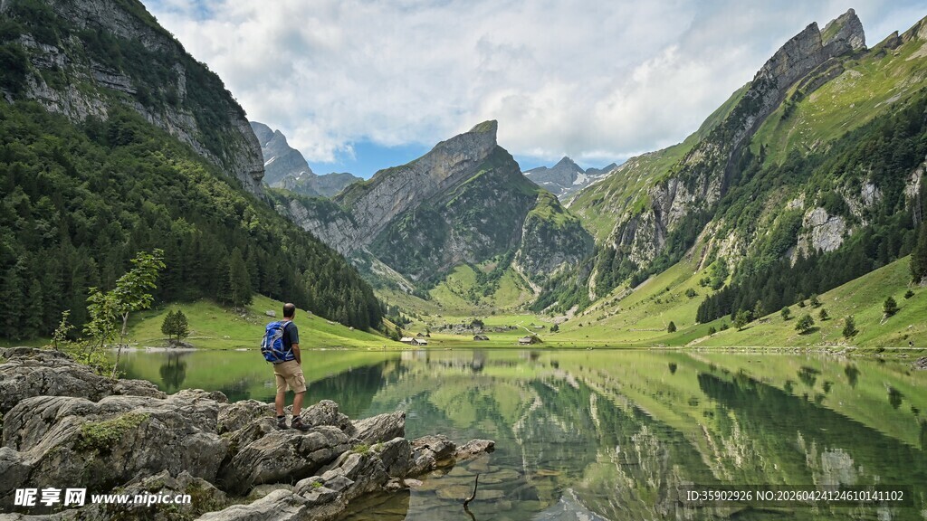 山间湖畔的徒步者