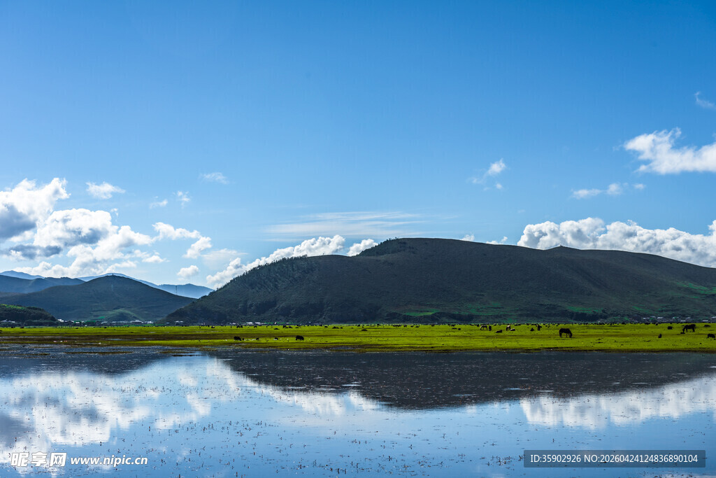 宁静湖景与远山倒影