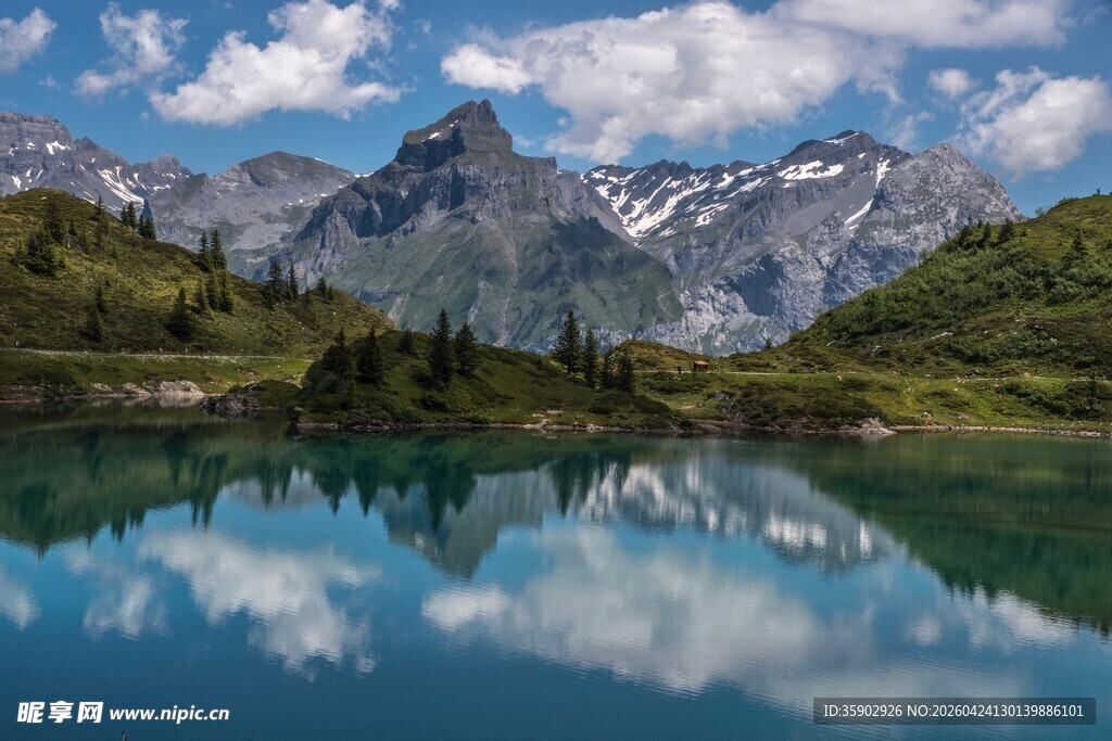 高山湖泊美景倒影如画