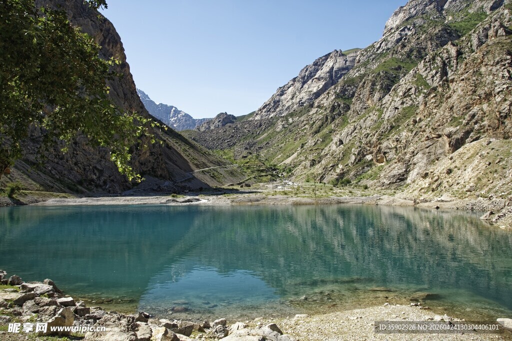 山间幽蓝湖泊美景