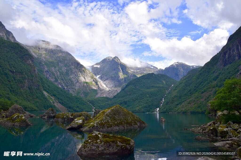 壮丽山水间的静谧湖泊