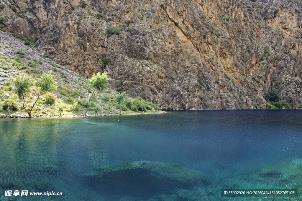 山间幽蓝湖水美景