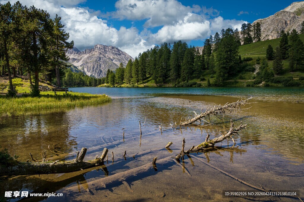 山间静谧湖泊风景