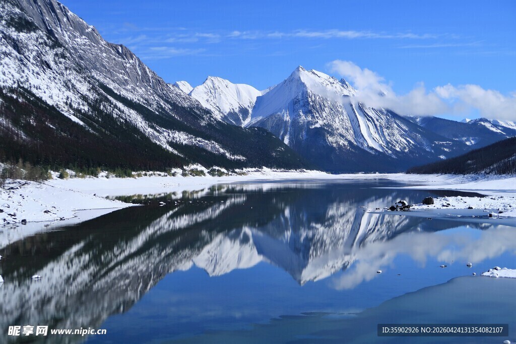 雪山湖泊的静谧倒影