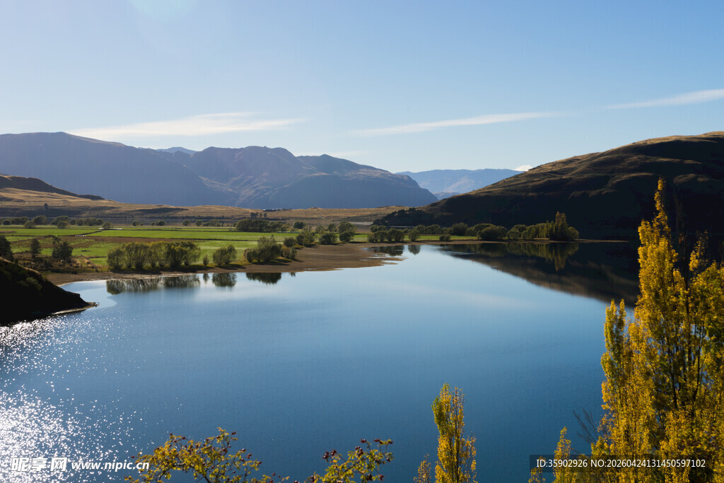 宁静湖畔的美丽自然风光