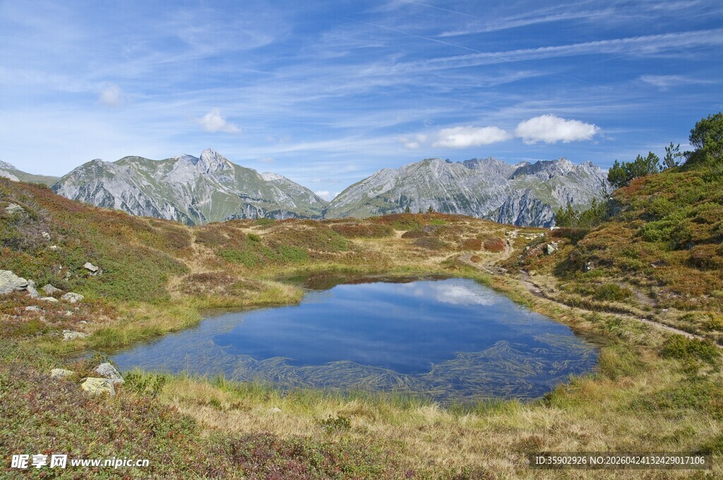 山间幽蓝湖泊美景