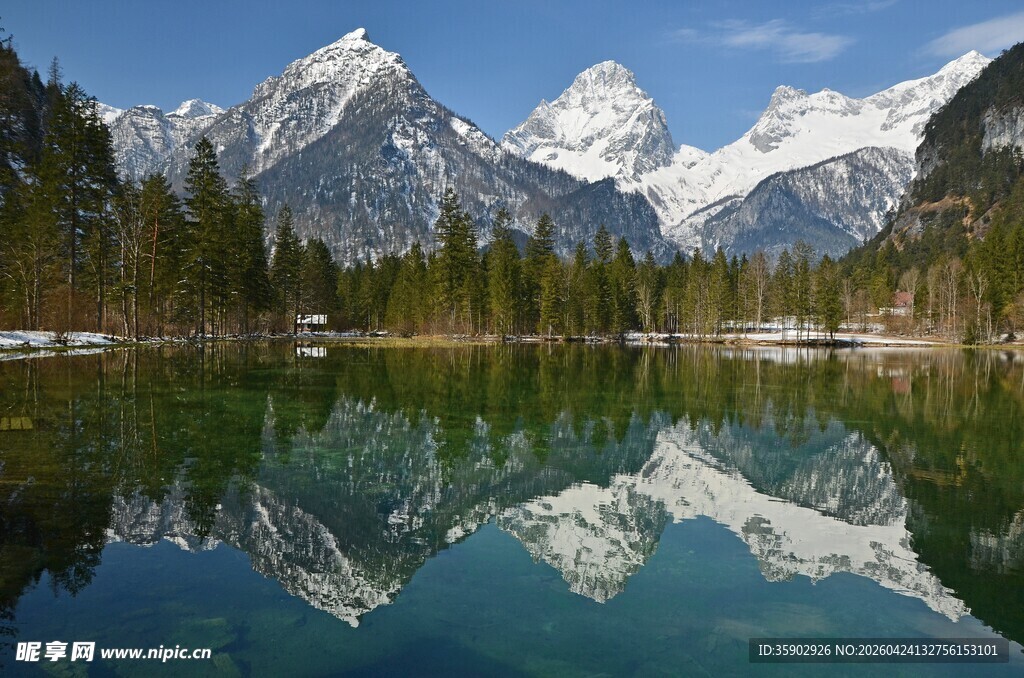 雪山湖泊的绝美自然景观