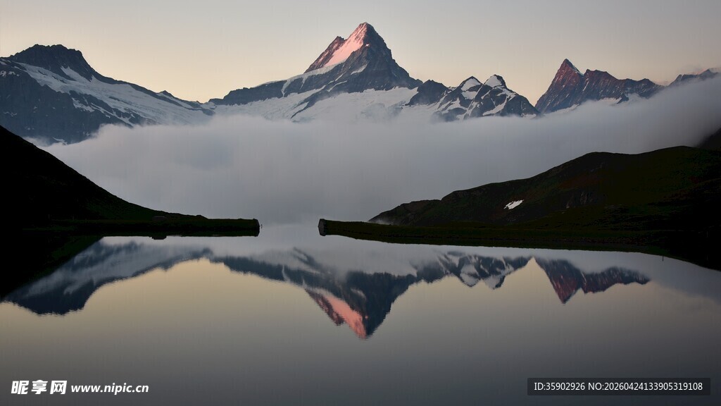 阿尔卑斯山壮丽湖景倒影