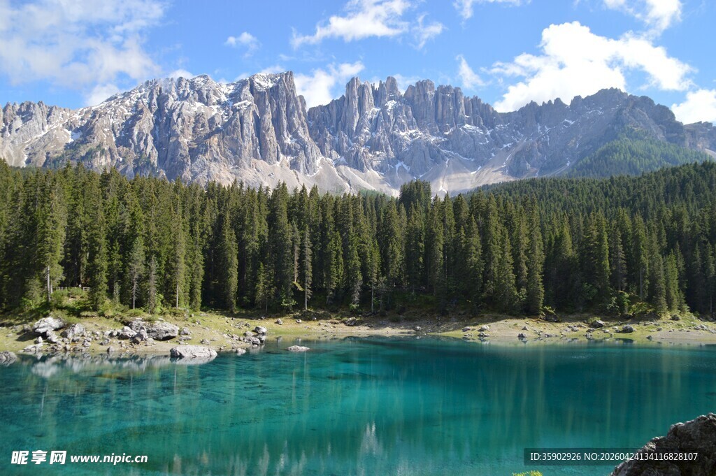 高山下的澄澈碧绿湖泊