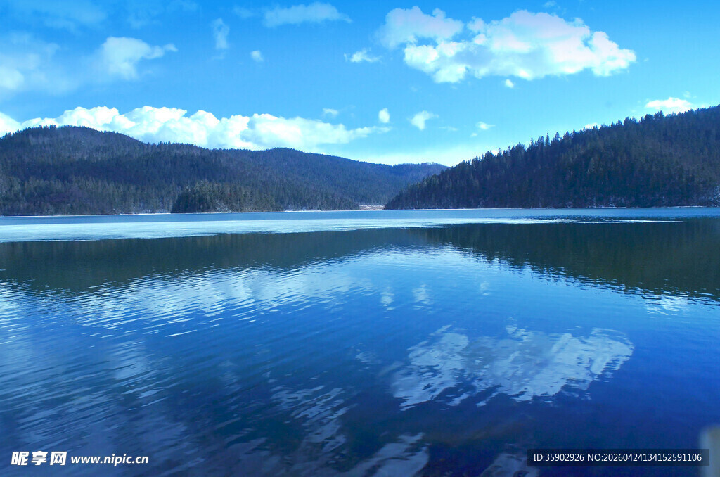 宁静湖景山峦蓝天相衬