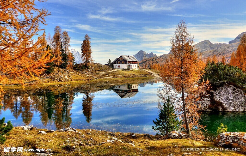 秋日山间湖泊美景