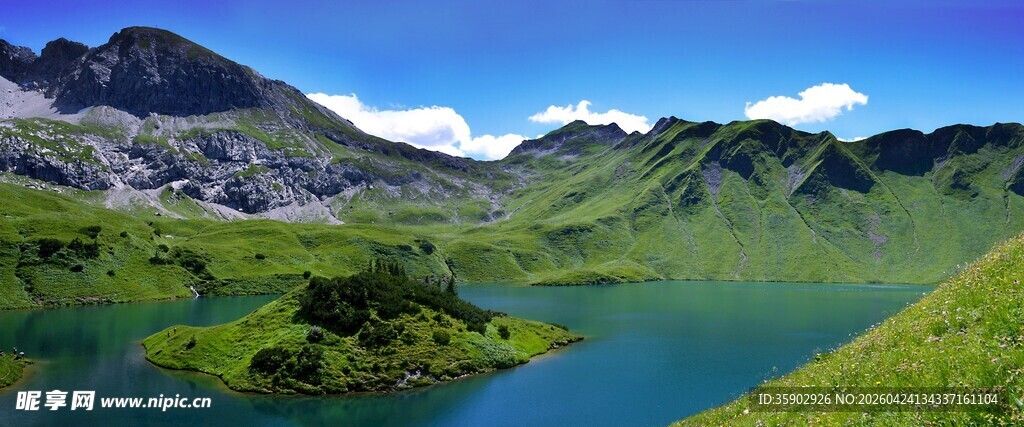 青山环抱的静谧湖泊