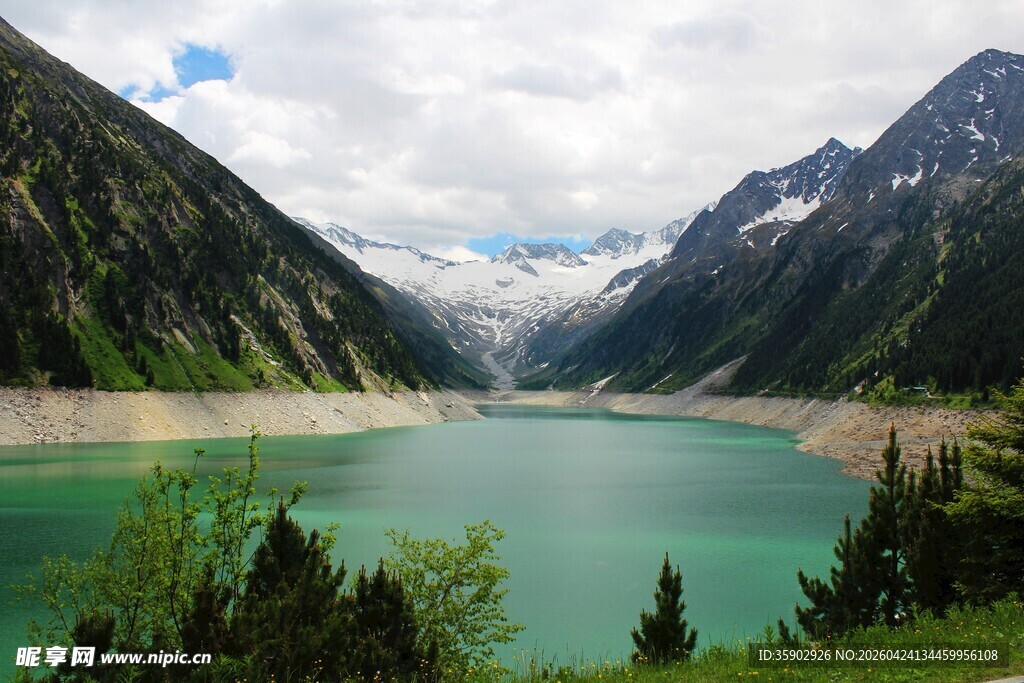 高山环抱的碧绿湖泊