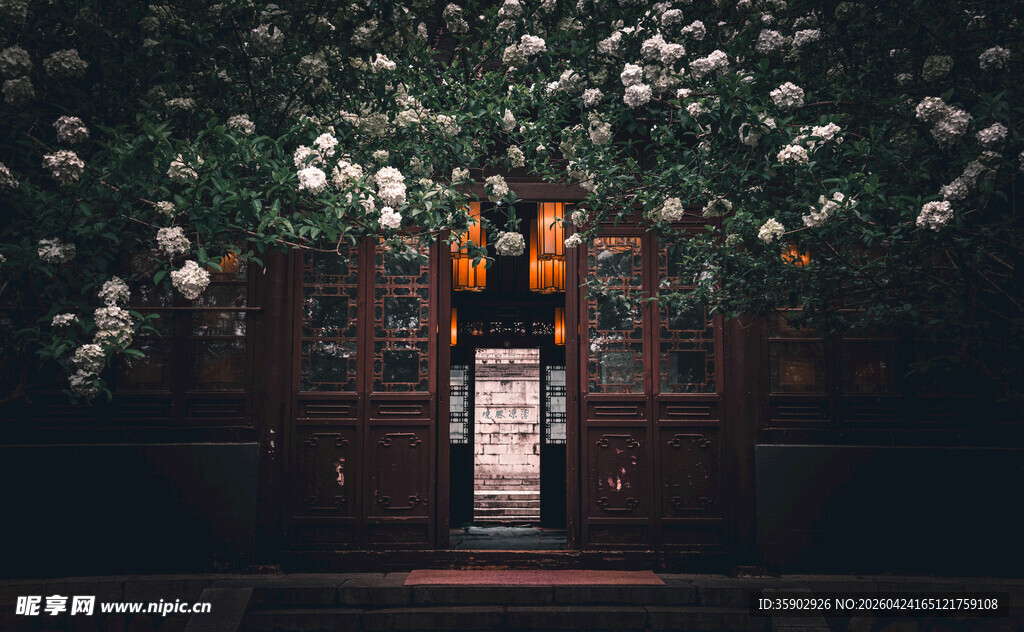 古雅门庭繁花簇拥之景