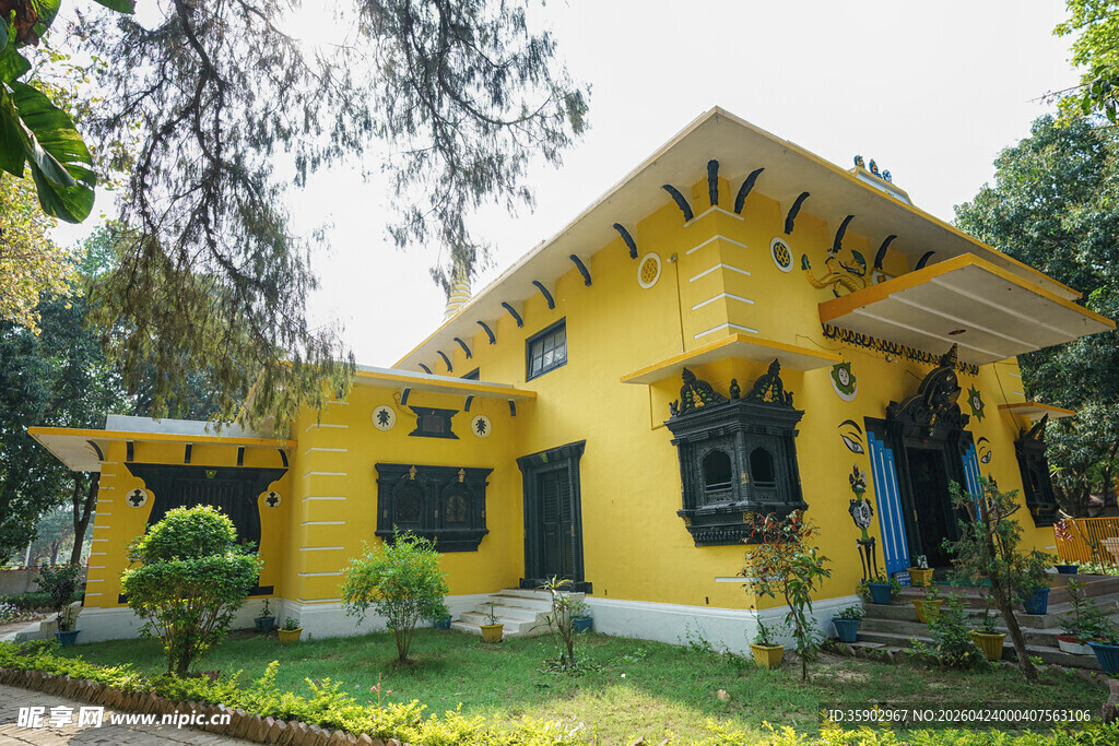 黄色独栋小屋 绿意环绕